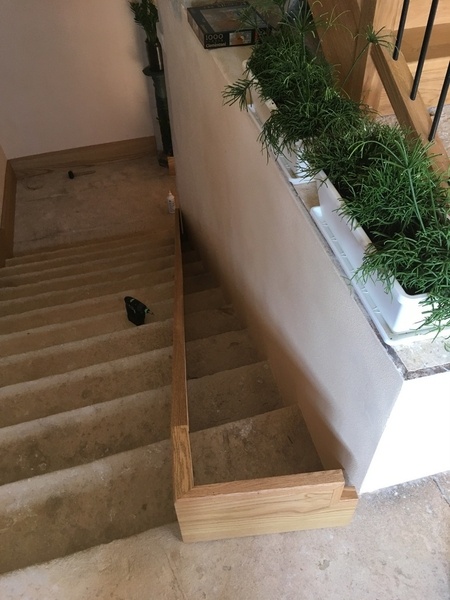 Pas à pas Pose d une plinthe en chêne dans un escalier en pierres