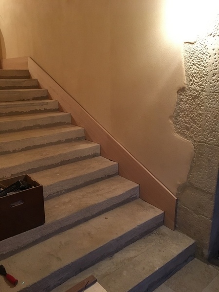 Pas à pas Pose d une plinthe en chêne dans un escalier en pierres