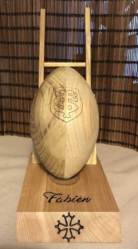 Le ballon de rugby de l'ébéniste vendu à Drouot 