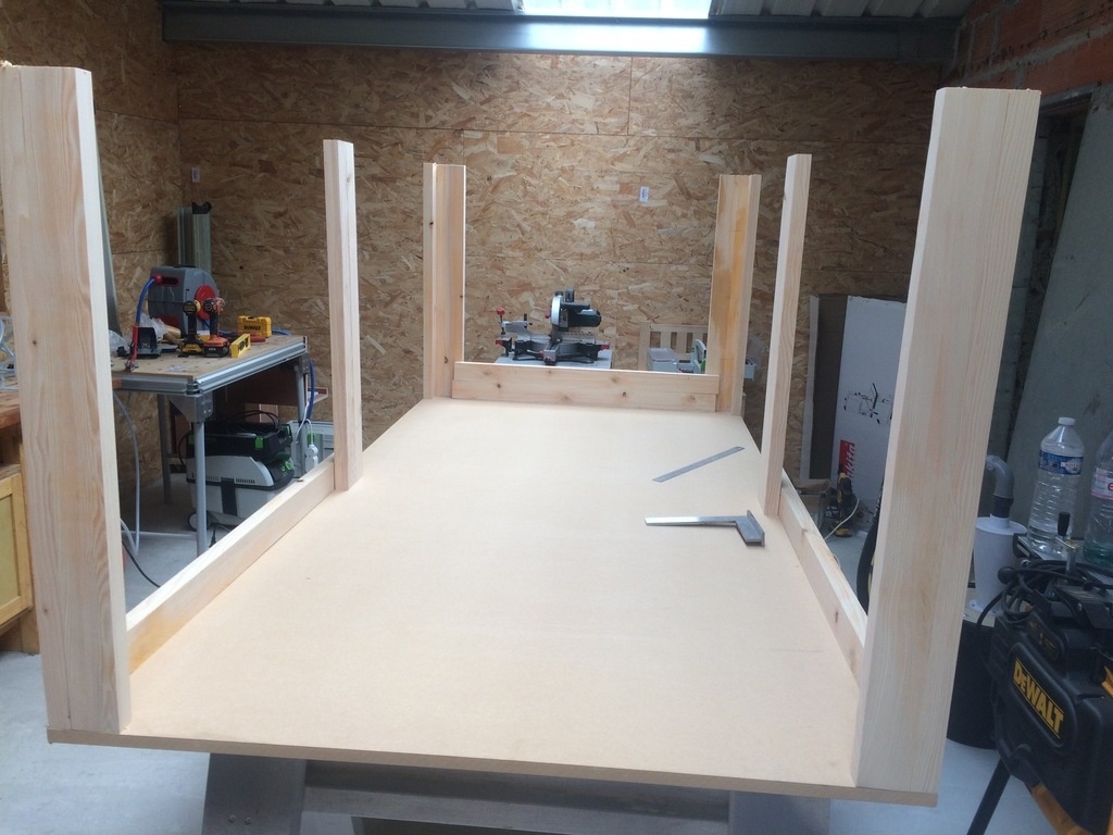 Une grande table de travail pour mon atelier par QUATTRO47 sur L'Air du Bois