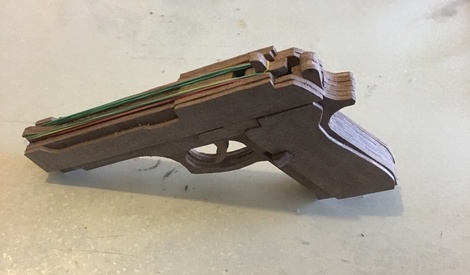 Pistolet Rétro à Elastique en Bois sur Kas Design