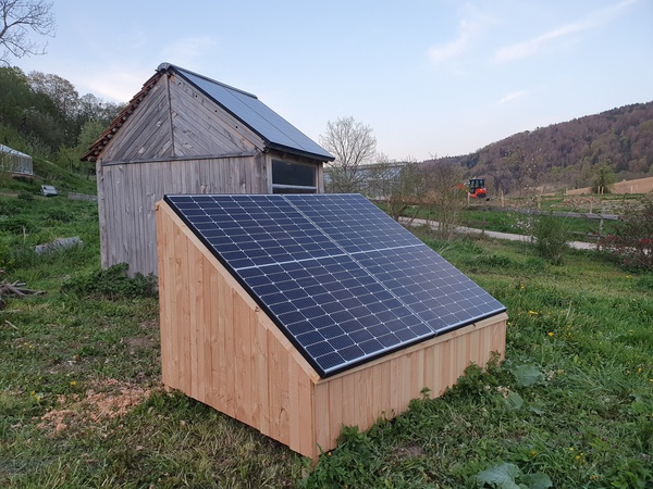 Petite cabane photovoltaïque en renfort de la première par Guilhem