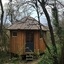 Cabane octogonale dans la forêt